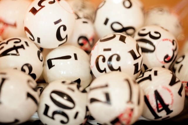 Sử dụng con số giữa của giải đặc biệt đầu tuần để bắt tổng đề